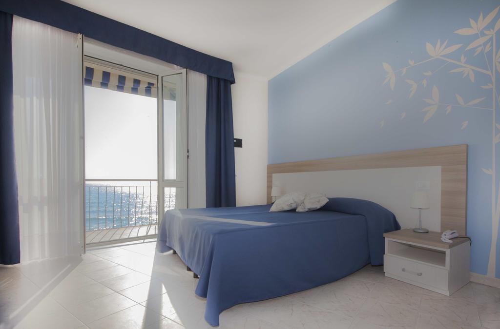 Hotel Bel Sit Аласио Стая снимка