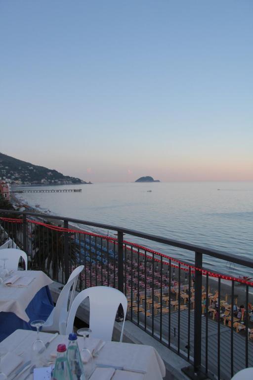 Hotel Bel Sit Аласио Екстериор снимка