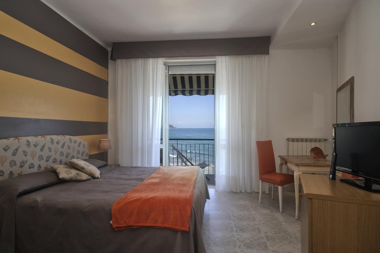 Hotel Bel Sit Аласио Екстериор снимка